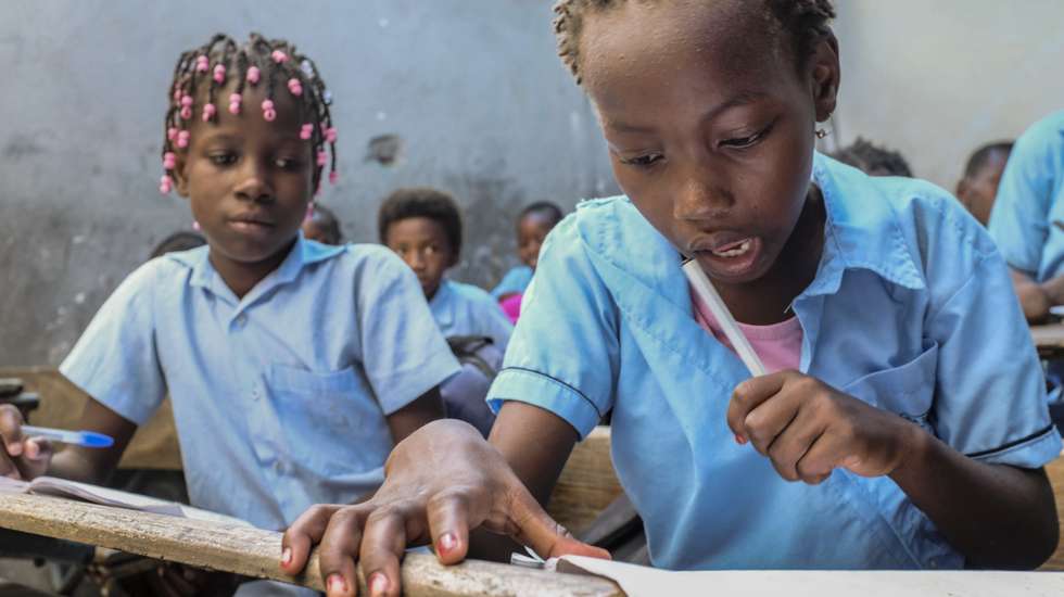Alunos numa sala de aulas da Escola Primária Completa 12 de outubro da cidade da Beira, Moçambique, 26 de fevereiro de 2020. A Escola Primária Completa 12 de outubro da cidade da Beira é uma das que tem mais alunos na capital provincial, cerca de 4.000, e foi também uma das mais destruídas pelo ciclone Idai. (ACOMPANHA TEXTO DO DIA 10 DE MARÇO DE 2020). ANTÓNIO SILVA/LUSA