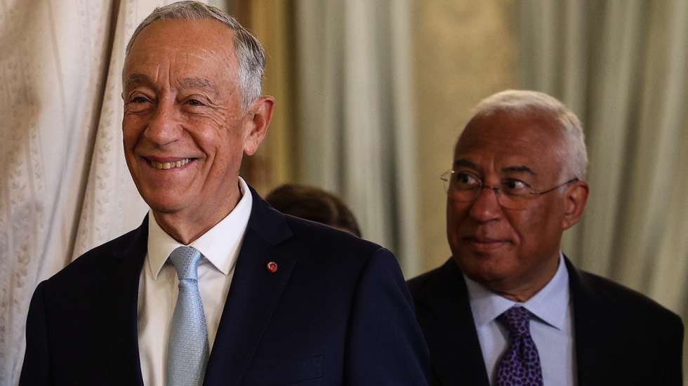 O Presidente da República, Marcelo Rebelo de Sousa (E) acompanhado pelo primeiro-ministro, António Costa, chega para a cerimónia de posse do novo Chefe do Estado-Maior-General das Forças Armadas (CEMGFA) - General José Nunes da Fonseca ( ausente na foto), no palácio de Belém em Lisboa, 01 de março de 2023. TIAGO PETINGA/LUSA
