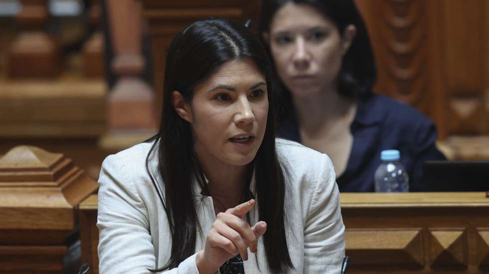 A coordenadora nacional do Bloco de Esquerda (BE), Mariana Mortágua, intervém durante a sessão plenária de interpelação ao Governo, requerida pelo BE, sobre "O povo merece + SNS", na Assembleia da República, em Lisboa, 21 de junho de 2023. ANTÓNIO COTRIM/LUSA