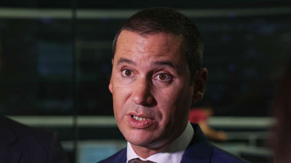 O ministro das Infraestruturas, João Galamba, fala aos jornalistas durante a visita ao Centro de Comando Operacional de Lisboa, 25 de setembro de 2023. MIGUEL A. LOPES/LUSA