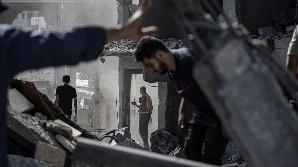 epa10959177 Palestinians search for bodies and survivors among the rubble of a house following Israeli airstrikes in the northern Gaza Strip, 05 November 2023. More than 9,400 Palestinians and at least 1,400 Israelis have been killed, according to the IDF and the Palestinian health authority, since Hamas militants launched an attack against Israel from the Gaza Strip on 07 October, and the Israeli operations in Gaza and the West Bank which followed it.  EPA/MOHAMMED SABER