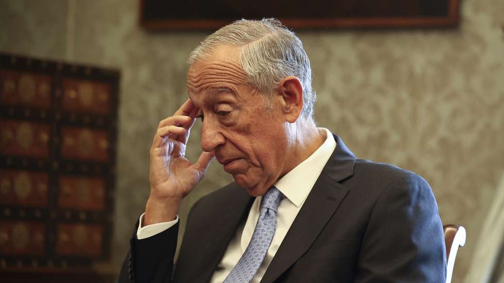 O Presidente da República, Marcelo Rebelo de Sousa, reage durante a audiência à delegação do Pessoas-Animais-Natureza (PAN), liderada por Inês de Sousa Real (Ausente da fotografia), no âmbito da audição dos oito partidos com assento parlamentar, antes de ouvir na quinta-feira o Conselho de Estado, para uma eventual dissolução do parlamento, após a demissão do primeiro-ministro, no Palácio de Belém, em Lisboa, 08 de novembro de 2023. JOSÉ SENA GOULÃO/LUSA