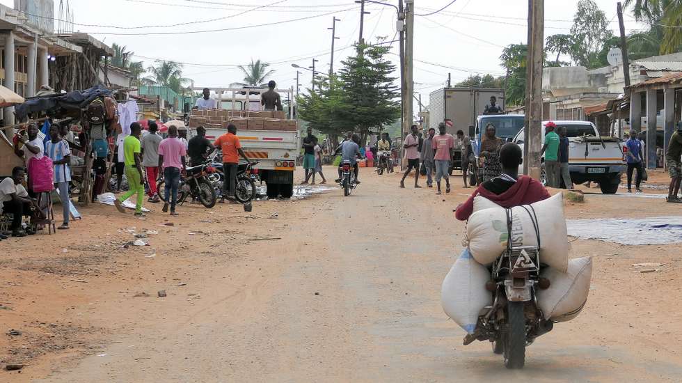 Na vila de Chiùre, sul da província moçambicana de Cabo Delgado, a vida muda, agora, do dia para a noite e o amanhecer na rua deixou de ser possível com a aproximação dos ataques terroristas na última semana, Chiùre, Moçambique, 24 de fevereiro. Na avenida principal da vila, o movimento intenso das primeiras horas do dia, com comércios abertos, centenas de vendedores ao longo de uma rua que se mistura entre terra batida, buracos e algum alcatrão, centenas a comprar ou caminhar sob um sol escaldante, vai esmorecendo ao início da tarde. (ACOMPANHA TEXTO DE 26 DE FEVEREIRO DE 2024). PAULO JULIÃO/LUSA