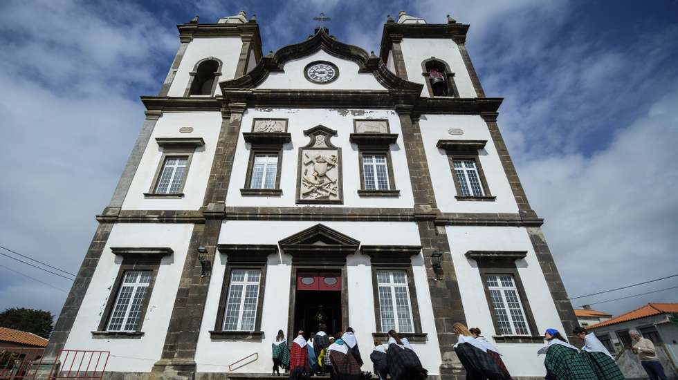 Dezenas de mulheres iniciaram hoje uma caminhada a pé pela ilha Terceira, nos Açores, numa romaria em que procuram reflexão, paz interior e um reencontro com a fé, e que conta com cada vez mais participantes, Angra do Heroísmo, Açores, 16 de março de 2024. Há 10 anos, quando foi criado o grupo das Caminhantes de Nossa Senhora da Conceição, saíram à rua 15 mulheres, mas hoje já são cerca de seis dezenas. As romarias quaresmais, uma tradição católica que se prevê que exista desde o século XVI, têm sobretudo expressão na ilha de São Miguel, onde terão tido origem. (ACOMPANHA TEXTO DA LUSA). ANTÓNIO ARAÚJO/LUSA