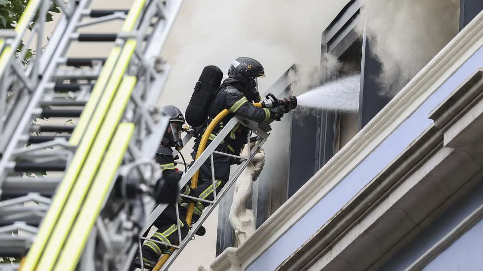 Bombeiros combatem o incêndio que deflagrou hoje num hotel em construção na Avenida da Liberdade, em Lisboa, e que já havia sido dado como circunscrito, acabou por se propagar à cobertura do edifício, obrigando ao reforço de meios, segundo os bombeiros, Lisboa, 7 de junho de 2024. De acordo com a página da ANEPC - Autoridade Nacional de Emergência e Proteção Civil, o incêndio está a ser combativo por 19 veículos e 61 operacionais. MANUEL DE ALMEIDA/LUSA