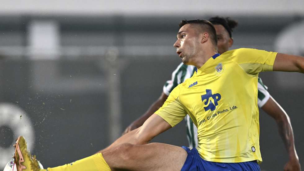 O jogador do Rio Ave Aderllan Santos disputa a bola com Uladzislau Marozau (F) do Arouca durante o jogo da Primeira Liga de Futebol entre o Rio Ave e o Arouca, realizado no Estádio dos Arcos, em Vila do Conde, 01 de setembro de 2024. FERNANDO VELUDO/LUSA