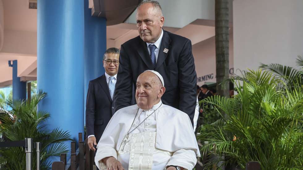 epa11601339 Pope Francis prepares to leave after attending an interreligious meeting with young people at the Catholic Junior College in Singapore, 13 September 2024. Pope Francis is visiting Singapore from 11 to 13 September, marking the final stop of his apostolic journey through the Asia-Pacific region, which also included Indonesia, Papua New Guinea, and East Timor.  EPA/HOW HWEE YOUNG