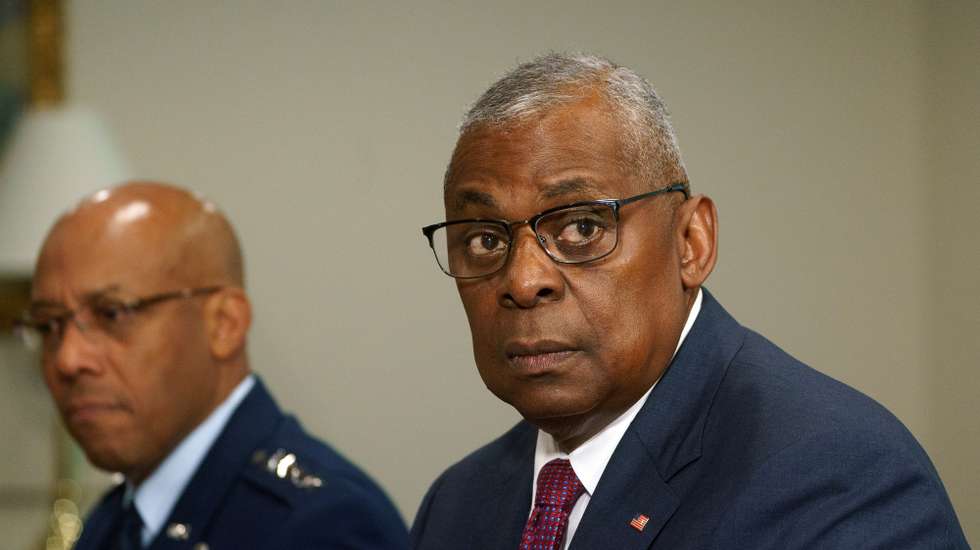 epa11573537 US Secretary of Defense Lloyd Austin (R) looks on durinh his meeting with Ukrainian Defense Minister Rustem Umerov (not pictured), at the Pentagon in Washington, DC, USA, 30 August 2024.  EPA/WILL OLIVER