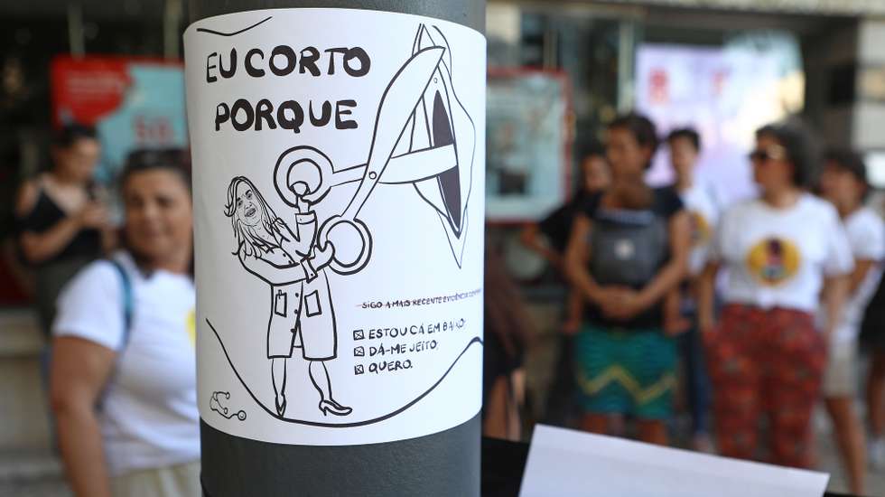 Manifestantes protestam durante a concentração "Esta é a luta que vos pariu! Pela reestruturação dos serviços de obstetrícia no SNS", organizada pelo Observatório de Violência Obstétrica de Portugal (OVO PT), frente ao Ministério da Saúde, em Lisboa, 09 de julho de 2022. ANTÓNIO PEDRO SANTOS/LUSA