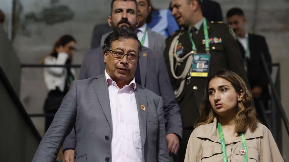 epa11729426 Colombian President Gustavo Petro (L) leaves a meeting during the second day of the G20 Summit of Heads of State, in Rio de Janeiro, Brazil, 19 November 2024. The G20 Summit brings together leaders from 55 nations and organizations on 18 and 19 November at the Museum of Modern Art in Rio de Janeiro.  EPA/ANTONIO LACERDA