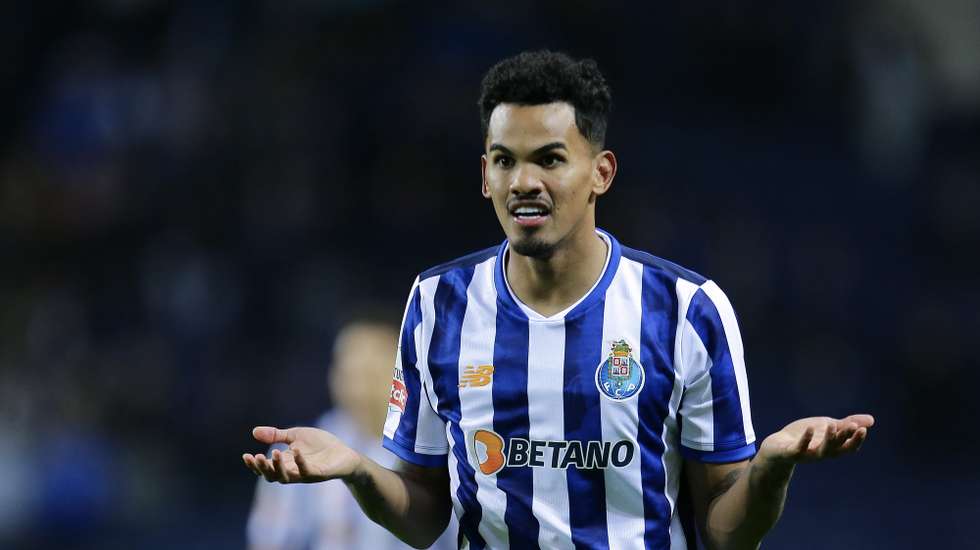 FC Porto player Wenderson Galeno reacts during the Portuguese First League soccer match between FC Porto and Santa Clara at Dragao Stadium in Porto, Portugal, 26 January 2025. MANUEL FERNANDO ARAUJO/LUSA