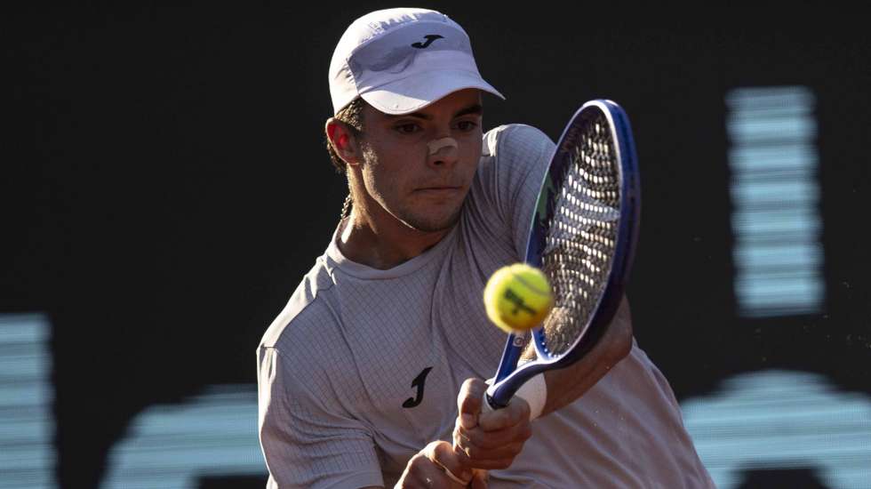 epa11911525 Jaime Faria of Portugal in action during his round of 16 match against Jaume Munar of Spain at the Rio de Janeiro Open, at the Jockey Club in Rio de Janeiro, Brazil, 20 February 2025.  EPA/ANDRE COELHO