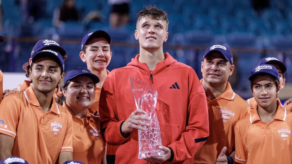 epa12000536 Jakub Mensik of Czechia (C) holds the trophy, surrounded by the ball persons, after winning the Men’s Singles Final match at the 2025 Miami Open tennis tournament at the Hard Rock Stadium in Miami, Florida, USA, 30 March 2025.  EPA/CRISTOBAL HERRERA-ULASHKEVICH