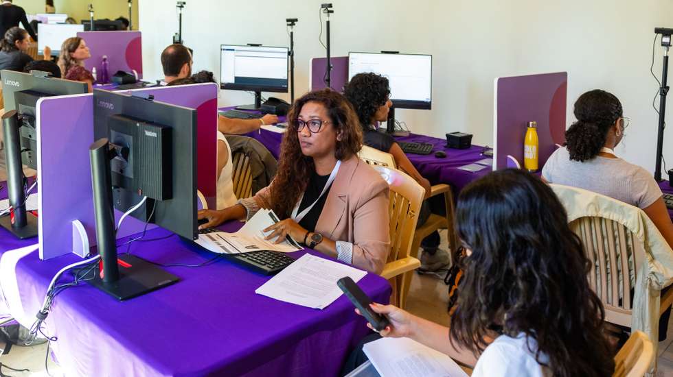Imigrantes são atendidos no primeiro centro de atendimento para imigrantes da Agência para a Integração, Migrações e Asilo (AIMA), que tem por objetivo “resolver os mais de 400 mil processos pendentes de análise” e a necessidade de regularização dos imigrantes que já se encontravam a trabalhar em Portugal até ao dia 03 de junho de 2024 e que cumprem os requisitos legais para a obtenção da autorização de residência, no Centro Hindu Radha Krishna, em Telheiras, 09 de setembro de 2024. JOSÉ SENA GOULÃO/LUSA
