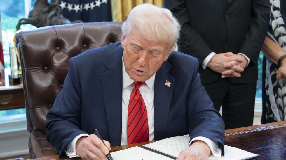 epa12037889 US President Donald Trump meets fishermen and women from American Samoa as he signs a proclamation expanding fishing rights in the Pacific islands in the Oval Office of the White House in Washington, DC, USA, 17 April 2025.  EPA/CHRIS KLEPONIS / POOL