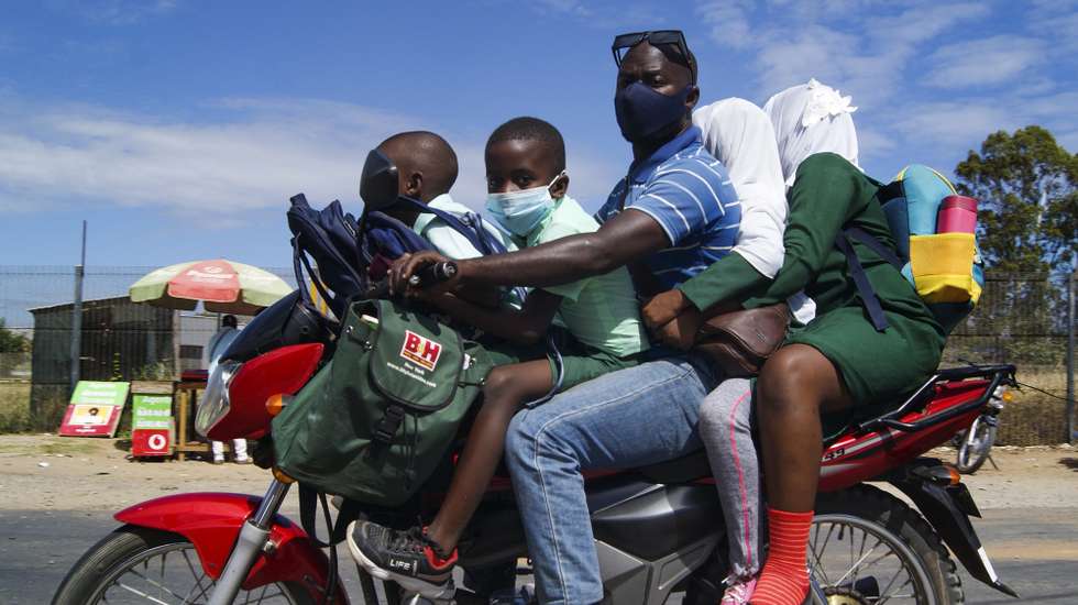 Crianças a caminho da escola transportadas numa moto em Pemba, Cabo Delgado, Moçambique, 20 de agosto de 2021. Na azáfama do coração da capital provincial de Cabo Delgado não se medem esforços para fugir ao desemprego e, entre a juventude, a moda é transportar passageiros por motocicletas (Táxi – Mota) para pôr comida na mesa. (ACOMPANHA TEXTO DE 21 DE AGOSTO DE 2021). LUÍSA NHANTUMBO/LUSA