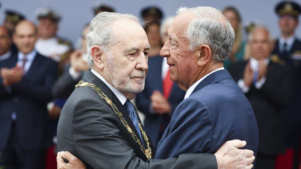 O Presidente da República, Marcelo Rebelo de Sousa, condecora o antigo chefe de Estado general Ramalho Eanes com o grande-colar da Ordem Militar de Avis durante a cerimónia militar comemorativa do Dia de Portugal, no âmbito das Comemorações do 10 de Junho, Dia de Portugal, de Camões e das Comunidades Portuguesas, em Lagos, 10 de junho de 2025. JOSÉ SENA GOULÃO/LUSA