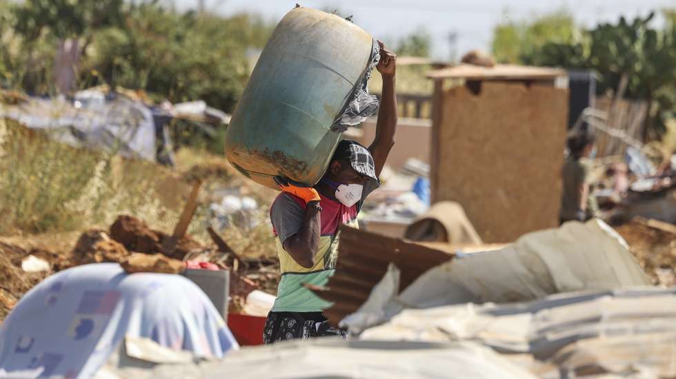 Os moradores do bairro e a Vida Justa realizaram uma jornada de trabalho e limpeza do entulho resultante da demolição pela Câmara Municipal de Loures de mais de 60 habitações precárias ilegais construídas pelos moradores no bairro do Talude em Loures, 19 de julho de 2025. TIAGO PETINGA/LUSA