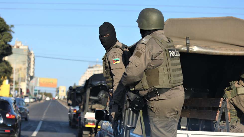 Forte contingente policial escolta Venâncio Mondlane até à sua casa depois de aterrar no Aeroporto Internacional de Maputo, onde várias dezenas de apoiantes o aguardavam, Maputo, Moçambique, 21 de julho de 2025. Venâncio Mondlane vai ser ouvido terça-feira na Procuradoria-Geral da República (PGR) moçambicana, no âmbito das manifestações pós-eleitorais, anunciou o político, ao chegar a Maputo, antes da polícia lançar gás lacrimogéneo após a saída do aeroporto, dispersando apoiantes. LUÍSA NHANTUMBO/LUSA