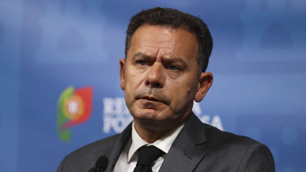 O primeiro-ministro Luis Montenegro durante o briefing com jornalistas no final da reunião extraordinária do Conselho de Ministros, na Câmara Municipal de Viseu, 21 de agosto de 2025. PAULO NOVAIS/LUSA
