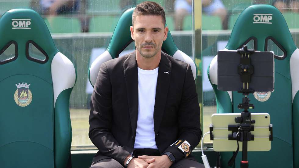 O treinador do Nacional, Tiago Margarido, reage durante o jogo da Primeira Liga de Futebol contra o Rio Ave, realizado no Estádio do Rio Ave Futebol Clube, em Vila do Conde 17 de agosto de 2025. MANUEL FERNANDO ARAÚJO/LUSA