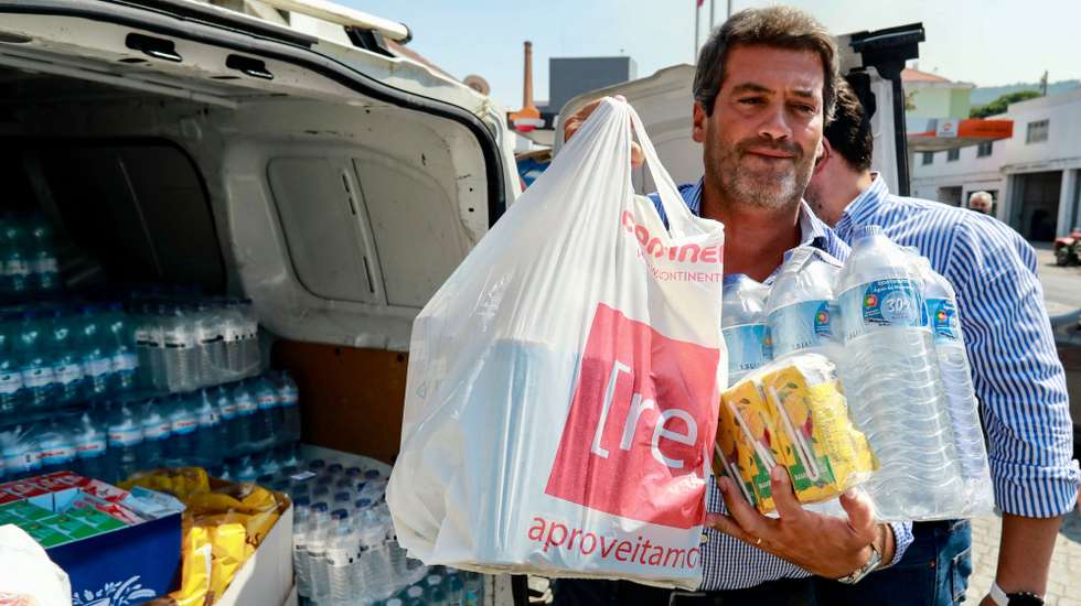 André Ventura, presidente do Chega, durante a entrega de águas e outros bens alimentares no Quartel dos Bombeiros Voluntários do Fundão, 21 de agosto de 2025. MIGUEL PEREIRA DA SILVA/LUSA
