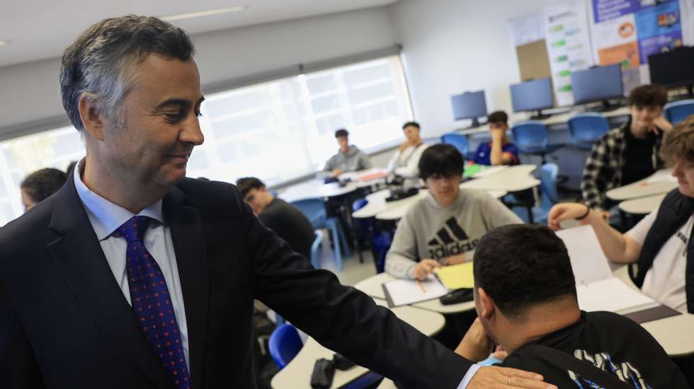 O ministro da Educação, Ciência e Inovação, Fernando Alexandre (E), visita o Agrupamento de Escolas Tomaz Pelayo, onde inaugura os dois novos Centros Tecnológicos Especializados (Informática e Industrial), Santo Tirso, 15 de Setembro de 2025. JOSÉ COELHO/LUSA