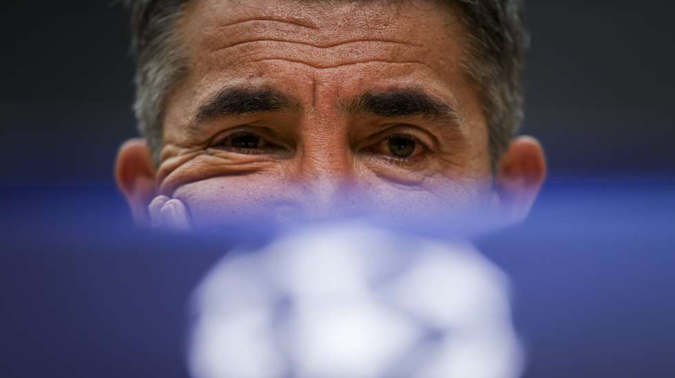 Benfica's head coach Bruno Lage gives a press conference at Benfica Campus in Seixal, outskirts of Lisbon, Portugal, 15 September 2025. SL Benfica will face Qarabag FK at Uefa Champions League first round day 1 football match on 16 September in Lisbon. FILIPE AMORIM/LUSA
