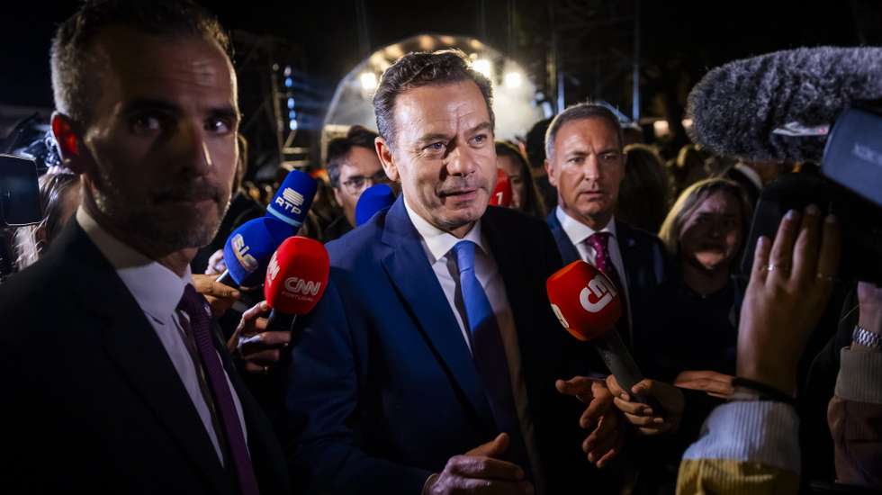 O primeiro-ministro, Luis Montenegro, fala com os jornalistas após assistir ao concerto da cantora Carolina Deslandes, no primeiro dia da Festa do Livro em Belém, que decorre até 28 de setembro, nos jardins do Palácio de Belém, em Lisboa, 25 de setembro de 2025. JOSÉ SENA GOULÃO/LUSA