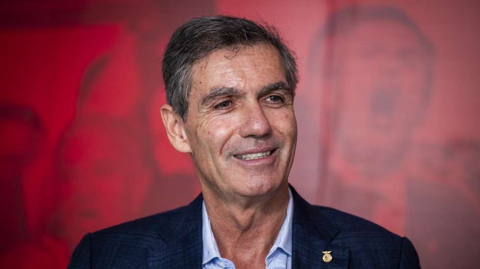 O candidato às eleições presidenciais do Sport Lisboa e Benfica (SLB), João Noronha Lopes, durante uma entrevista à agência Lusa, na sua sede de campanha,  em Lisboa, 16 de outubro de 2025. As eleições decorrerão no próximo dia 25 de outubro. (ACOMPANHA TEXTO DA LUSA DO DIA 17 DE OUTUBRO DE 2025). JOSÉ SENA GOULÃO/LUSA