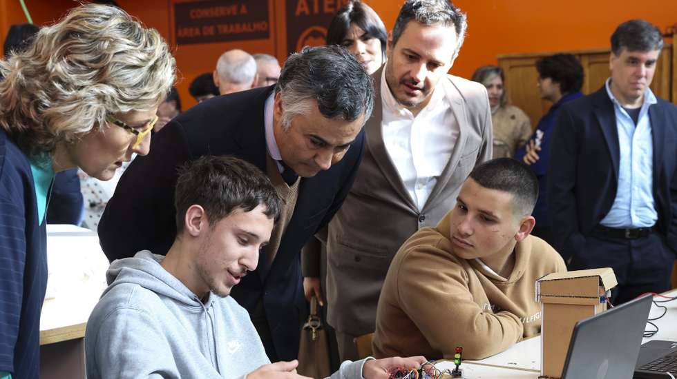 O ministro da Educação, Ciência e Inovação, Fernando Alexandre com alunos durante a visita de inauguração do Centro Tecnológico Especializado Industrial da Escola Secundária de Avelar Brotero, em Coimbra, 21 de novembro de 2025. PAULO NOVAIS/LUSA