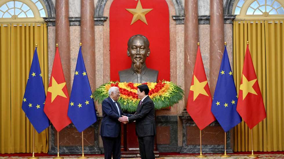 epa12689696 Vietnamese President Luong Cuong (R) shakes hands with European Council President Antonio Costa during a meeting at the Presidential Palace in Hanoi, Vietnam, 29 January 2026.  EPA/NHAC NGUYEN / POOL