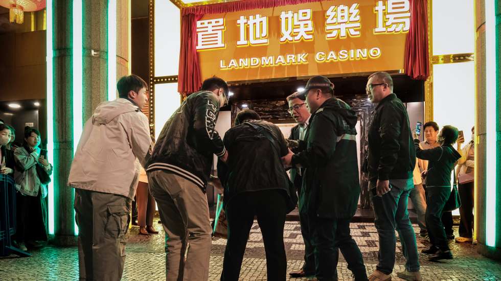 Centenas de pessoas despediram-se esta madrugada do Landmark, o último 'casino-satélite' de Macau a encerrar as portas e um capítulo da história do jogo no território. Samuel Lei e o casino Landmark são retratos de uma era prestes a extinguir-se. Lei é imagem de uma geração que, no início do século, transitou do secundário para trabalhar como 'croupier' nos casinos de Macau que surgiram após a liberalização do jogo. 31 de dezembro de 2025. (ACOMPANHA TEXTO) GONÇALO LOBO PINHEIRO/LUSA