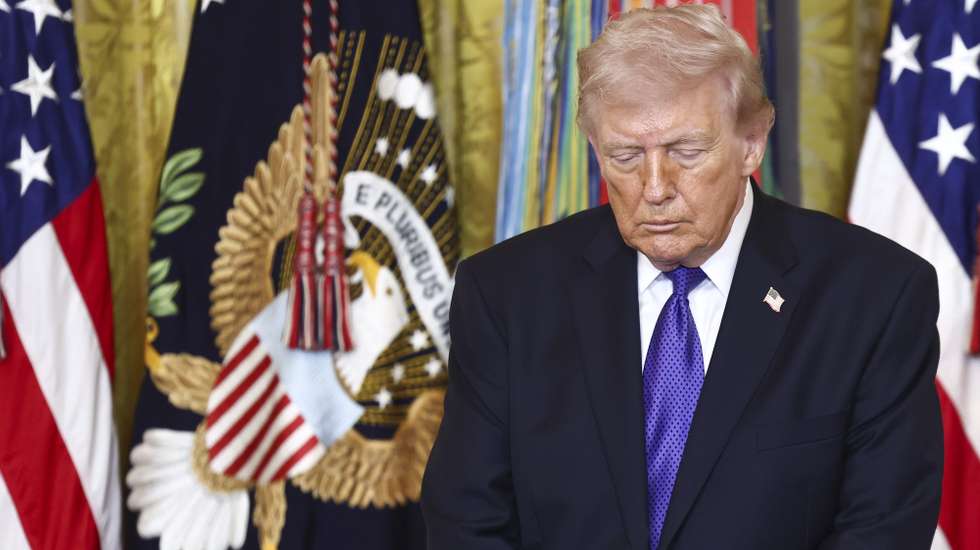 epa12790329 US President Donald Trump bows his head during a ceremony to award the medal of honor to Master Sgt. Roderick ‘Roddie’ W. Edmonds, Staff Sgt. Michael H. Ollis, and retired Command Sgt. Maj. Terry P. Richardson in the East Room of the White House in Washington, DC, USA, 02 March 2026.  EPA/JIM LO SCALZO / POOL