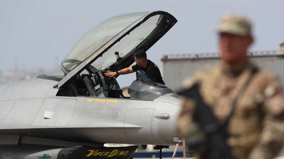 epa12910113 A person inspects a 'Viper Demo Team' aircraft from the US Air Force's F-16 aerobatics division ahead of the Peruvian Air Force BALP Festival at Las Palmas Air Base in Lima, Peru, 23 April 2026. Peru's defense and foreign ministers resigned on 22 April in protest over interim President Jose Maria Balcazar's handling of negotiations to purchase F-16 fighter jets from Lockheed Martin, according to their resignation statements. Balcazar said in a statement that the agreement has moved forward and that the first payment for the aircraft has been made.  EPA/PAOLO AGUILAR