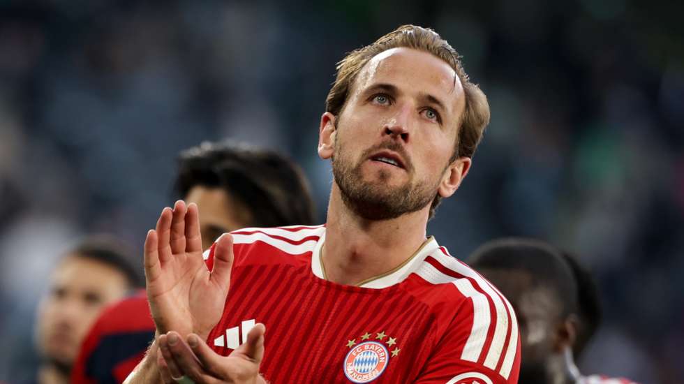 epa12944340 Harry Kane of Bayern Munich greets supporters after winning the German Bundesliga soccer match between VfL Wolfsburg and Bayern Munich in Wolfsburg , Germany, 09 May 2026.  EPA/FILIP SINGER The DFL regulations prohibit any use of photographs as image sequences and/or quasi-video