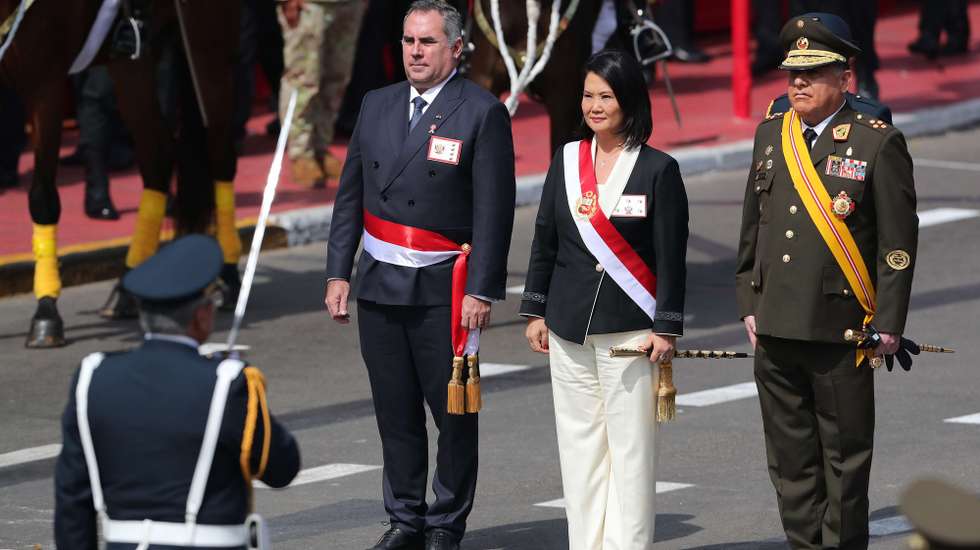 epa13140093 Peruvian President Keiko Fujimori (C) participates alongside Defense Minister Rafael Belaunde (L) in the traditional civic-military parade marking the 205th anniversary of Peru's independence in Lima, Peru, 29 July 2026. Fujimori took the oath of office on Peru's Independence Day, becoming the nation's first female president after defeating leftist opponent Roberto Sanchez in the June runoff election.  EPA/PAOLO AGUILAR