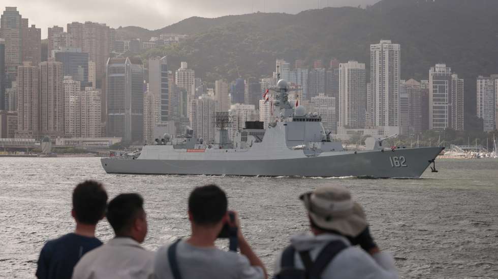 epa13079375 The People’s Liberation Army (PLA) Type 052D destroyer Nanning sails into Victoria Harbour in Hong Kong, China, 02 July 2026. Two People’s Liberation Army vessels arrived to Hong Kong for a port call.  EPA/MAY JAMES