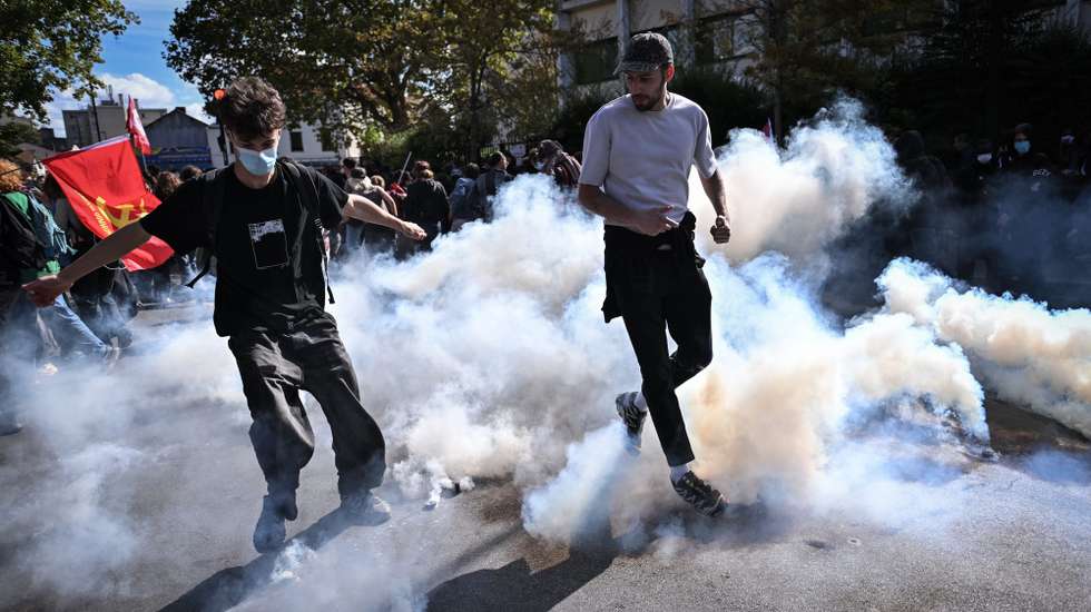 epa13274697 Clashes occur between riot police and demonstrators during a high school students' protest against education conditions in Saint-Denis, north of Paris, France, 01 October 2026.  EPA/Firas Abdullah