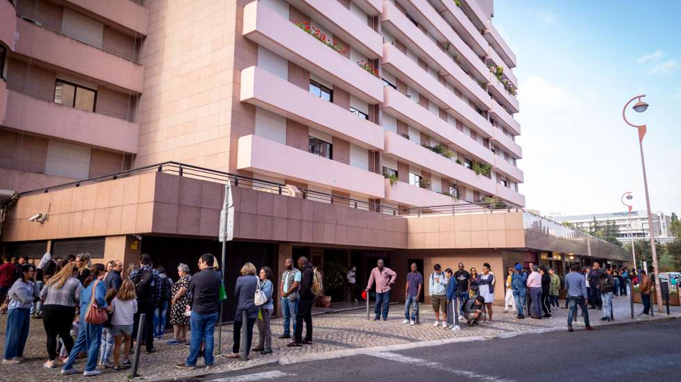 As filas de espera nas Lojas do Cidadão não é ocorrência nova, nem decorrente da pandemia. Fotografia de julho de 2019