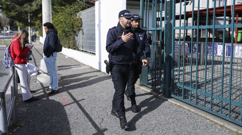 Agente João Cunha (E) e Antero Correia (D) da PSP/Escola Segura numa ação de fiscalização a alunos junto à Escola Secundária do Restelo. Lisboa, 22 de janeiro de 2020. ( ACOMPANHA TEXTO DE 30 DE JANEIRO DE 2020) MIGUEL A. LOPES/LUSA