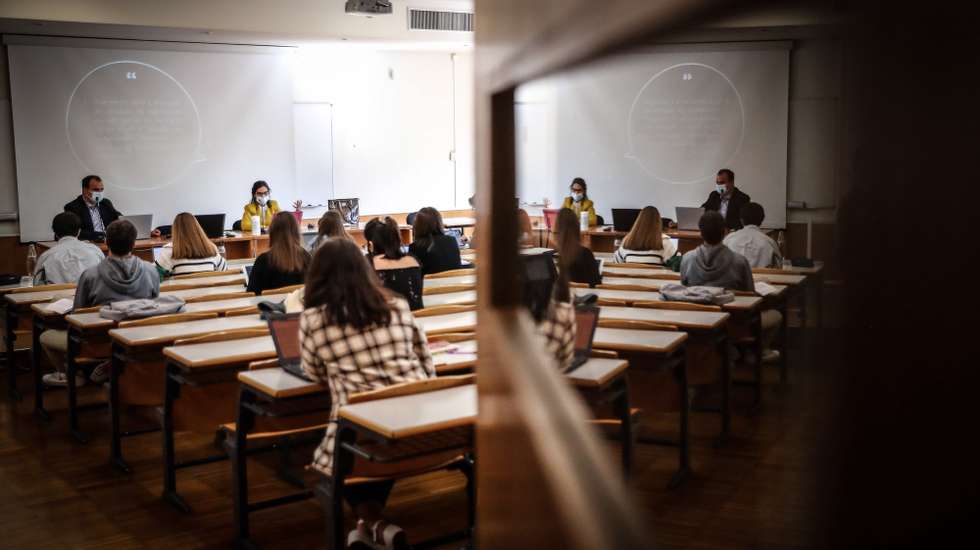 Alunos frequentam aulas na Universidade