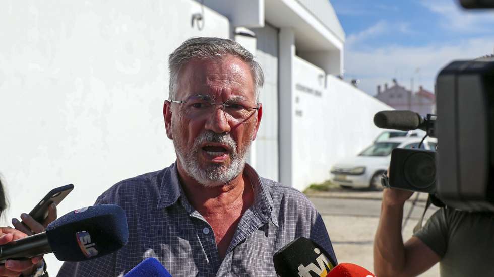 O ex-ministro Armando Vara fala aos jornalistas à saída do Estabelecimento Prisional de Évora, após ser libertado no âmbito da aplicação das medidas excecionais devido à pandemia de covid-19, Évora, 11 de outubro de 2021. Cumpriu neste estabelecimento prisional cerca de metade da pena única de cinco anos de prisão a que foi condenado no âmbito do processo Face Oculta. NUNO VEIGA/LUSA