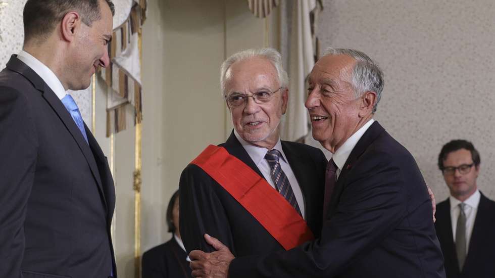 O Presidente da República, Marcelo Rebelo de Sousa (D), ladeado pelo juiz Carlos Carvalho (E), cumprimenta o antigo presidente do Tribunal  Constitucional,  João Pedro Caupers (C), após a sua condecoração com a Grã-Cruz da Ordem Militar de Cristo, em cerimónia  que decorreu no Palácio de Belém, em Lisboa, 25 de abril de 2023.ANTÓNIO COTRIM/LUSA