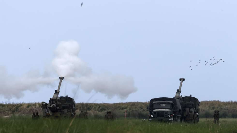 epa10591734 Philippine Army soldiers conduct field artillery firing drills during the Philippines-US 38th Balikatan Exercises attended by Philippine President Ferdinand Marcos Jr., at Naval Station Leovigildo Gantioqui in Zambales province, north of Manila, Philippines 26 April 2023. Balikatan, or Shoulder-to-Shoulder Exercises, involve some 17,600 Philippines and US troops cooperating to develop mutual defense capability, counter-terrorism, strengthen maritime security efforts and address shared extremist threats.  EPA/ROLEX DELA PENA