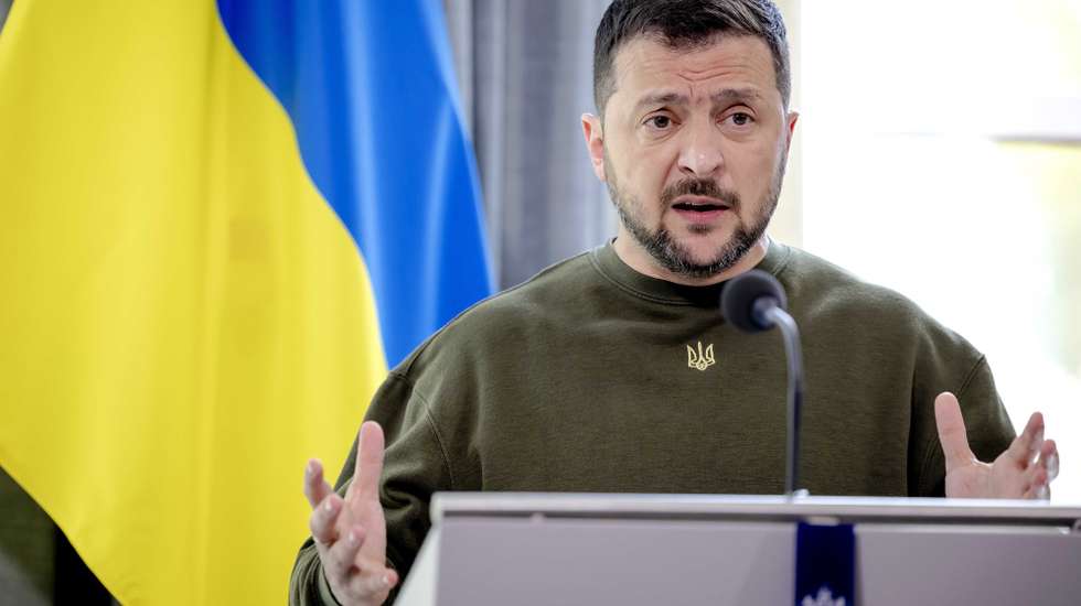 epa10608198 Ukrainian President Volodymyr Zelensky addresses a press conference during his visit at the Catshuis in the Hague, the Netherlands, 04 May 2023.  EPA/Robin van Lonkhuijsen