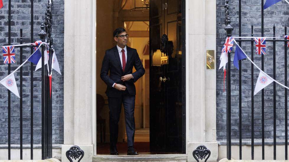 epa10612599 Britain's Prime Minister Rishi Sunak waits to greet Canada's prime minister ahead of a bilateral meeting at Downing Street in London, Britain, 06 May 2023.  EPA/TOLGA AKMEN