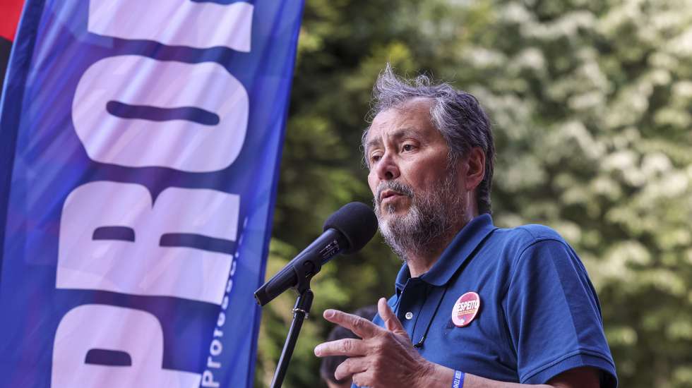 O secretário-geral da FENPROF, Mário Nogueira, intervém durante o protesto dos professores do distrito de Coimbra, com concentração e intervenções das organizações sindicais, no Jardim da Sereia, Coimbra, 4 de maio de 2023. PAULO NOVAIS/LUSA