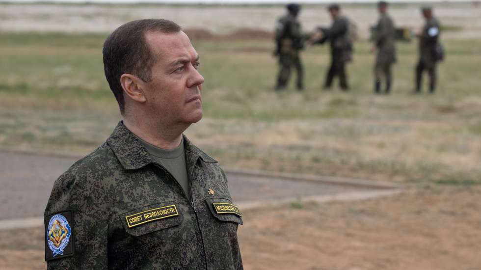 epa10667370 Dmitry Medvedev, Deputy head of Russia's Security Council and chairman of the United Russia party, visits the Prudboi military training ground in Volgograd region, Russia, 01 June 2023.  EPA/EKATERINA SHTUKINA / GOVERNMENT PRESS SERVICE / POOL MANDATORY CREDIT