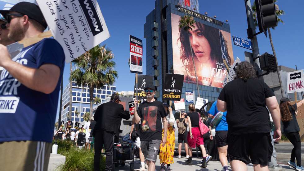 epa10800350 Members of both WGA (Writers Guild of America) and SAG-AFTRA (The Screen Actors Guild) picket in front of Netflix Headquarters in Los Angeles, California, USA, 14 August 2023. As of today, it has officially been one month since SAG-AFTRA president Fran Drescher announced that the actors’ union would be going on strike due to unsuccessful negotiations with AMPTP (Alliance of Motion Picture and Television Producers).  EPA/ALLISON DINNER